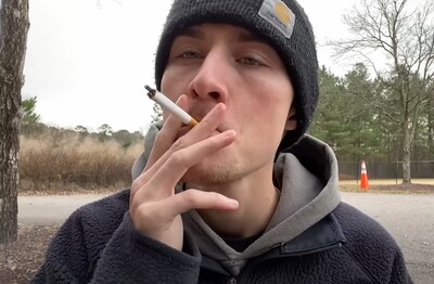 Лечение зависимости от табакокурения в Кунгуре Мужчина с сигаретой делает затяжку